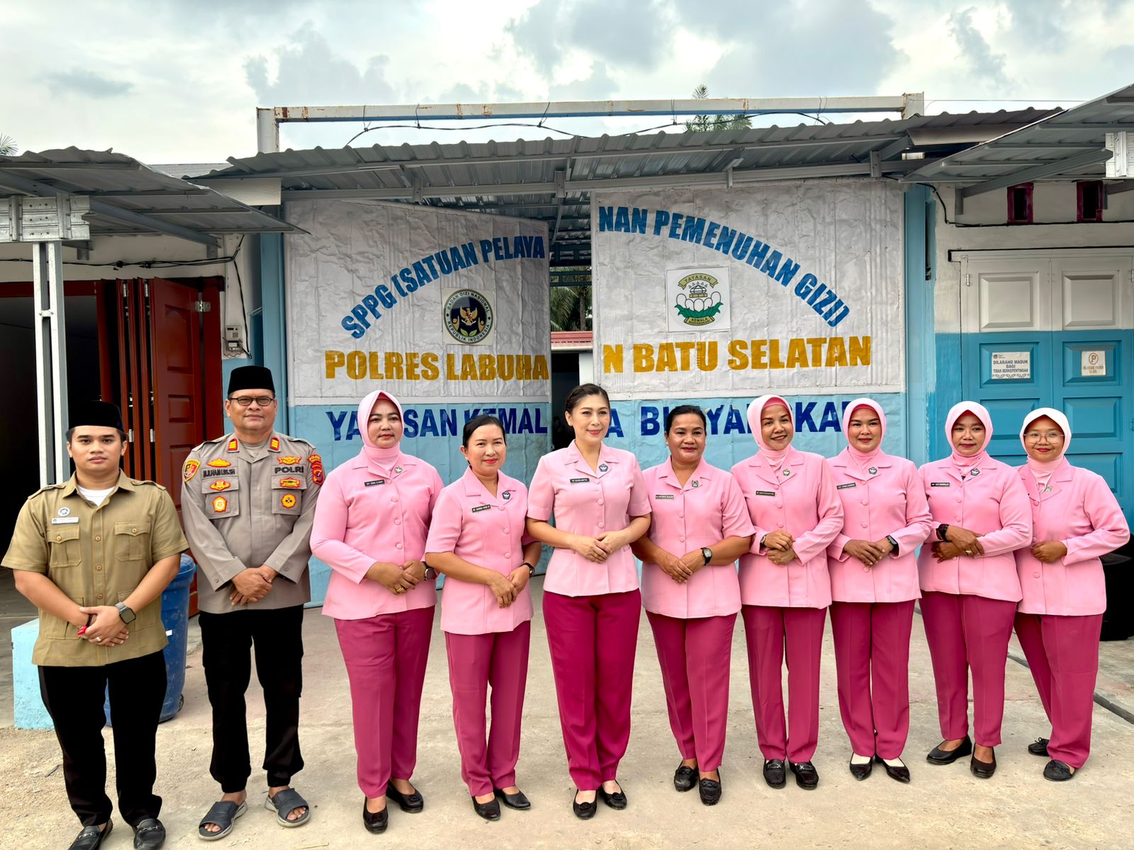 Pererat Silaturahmi, SPPG 1 Kemala Bhayangkari dan Polsek Kampung Rakyat Bagi Takjil di Tanjung Medan