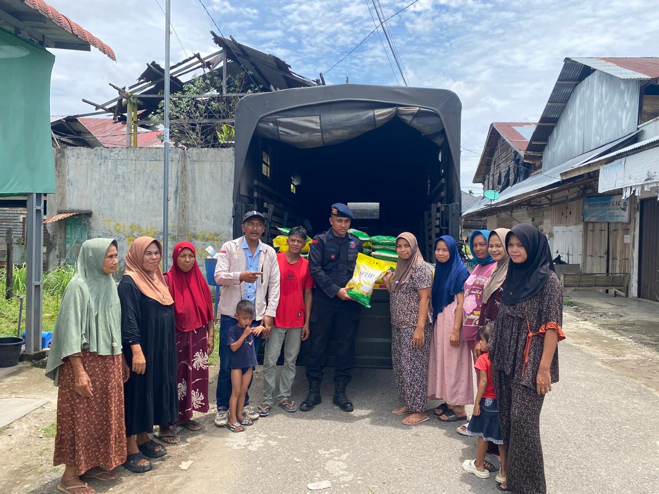 Beras Murah Brimob Kompi 4 Batalyon B Polda Aceh Ludes Terjual Dihari Kedua, Warga Paya Bakong Antusias