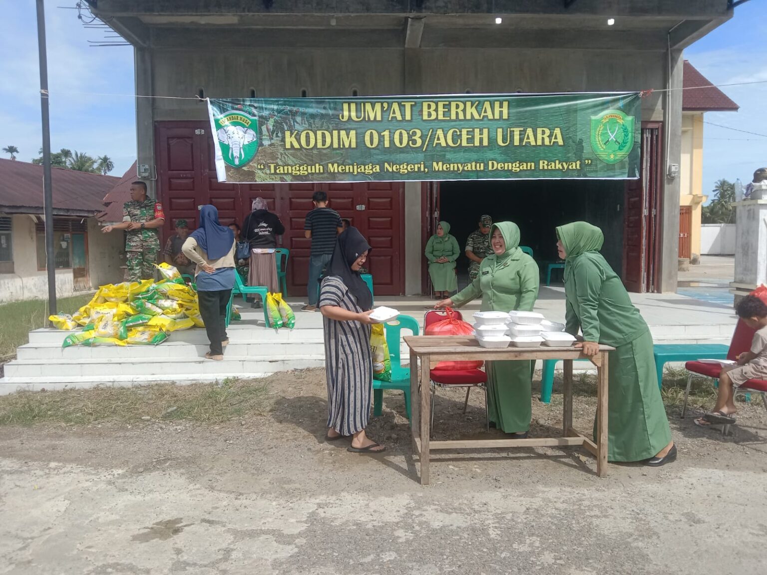 Dukung Ketahanan Pangan Kodim 0103/Aut Gelar Pasar Murah, 300 Ratus Beras SPHP Ludes Terjual Foto: Istimewa