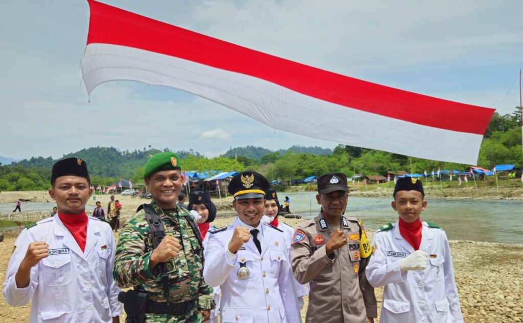 Bendera Merah Putih Raksasa Dikibarkan di Objek Wisata Blang Pante Paya Bakong Foto: Istimewa