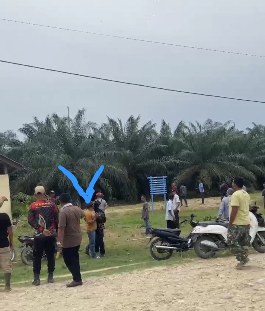 Bak Film Action, Aksi Oknum Brimob PAM PT. Bapco Lempar Senjata dan Diduga Dorong Serta Piting Leher Warga Foto: Screnshot Vidio Amatir Warga