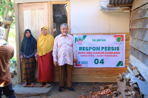 KH. M. Nuh Serahkan Kunci Huntara, Kepada Korban Banjir Di Kuta Cane.