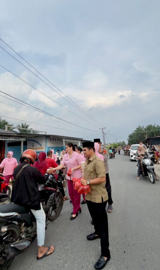 Pererat Silaturahmi, SPPG 1 Kemala Bhayangkari dan Polsek Kampung Rakyat Bagi Takjil di Tanjung Medan