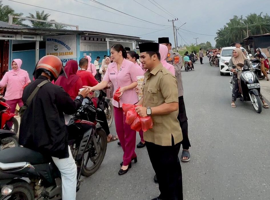 Pererat Silaturahmi, SPPG 1 Kemala Bhayangkari dan Polsek Kampung Rakyat Bagi Takjil di Tanjung Medan